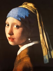 Foulard représentant un tableau célèbre - Jeune fille à la perle. Boutique les 101 idées folles à Langres 52200