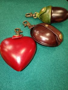 Accessoires en cuir, porte monnaie, porte clés à porter à la ceinture Boutique les 101 idées folles à Langres 52200 grand est