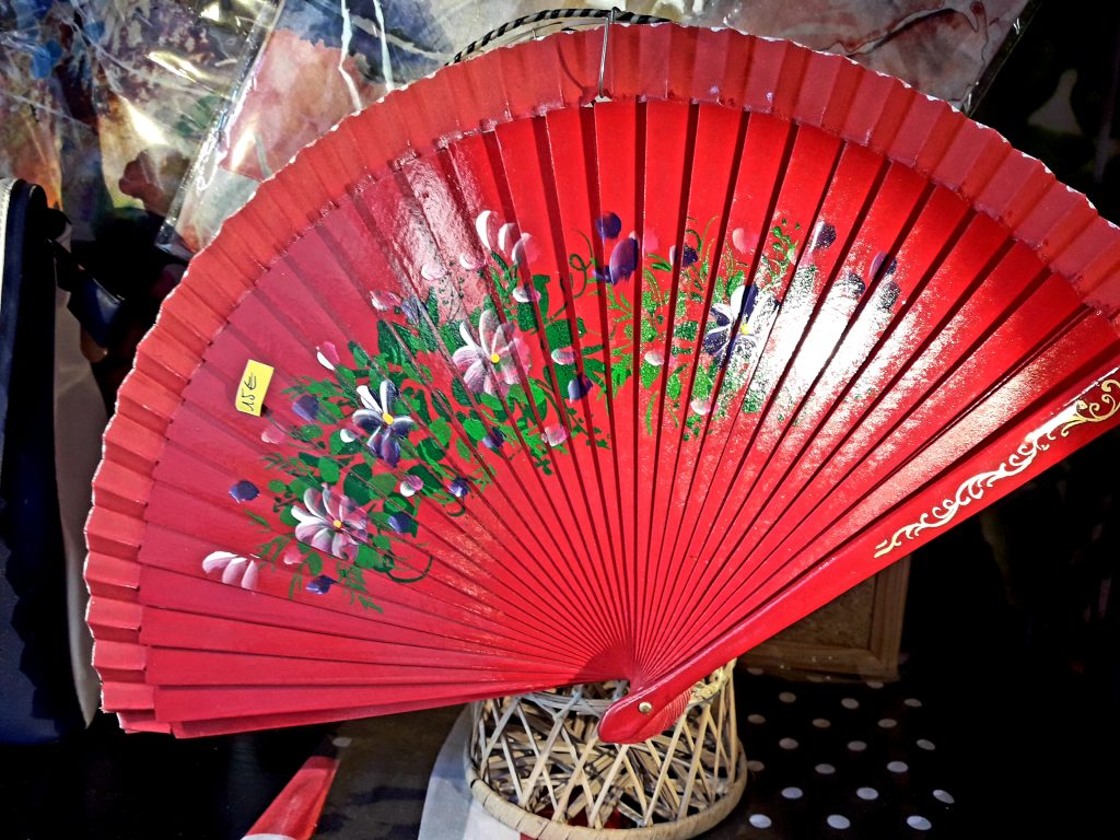 Eventail rouge style japonais. Boutique les 101 idées folles- Langres 52200