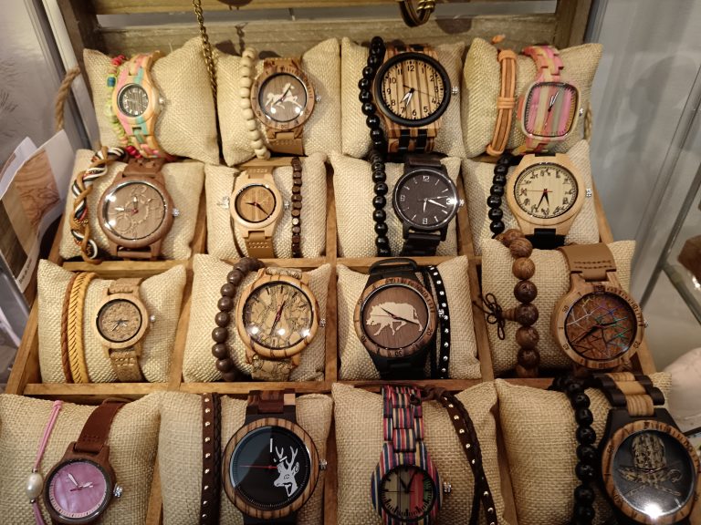 Grands choix de montres en bois. Boutique les 101 idées folles à Langres