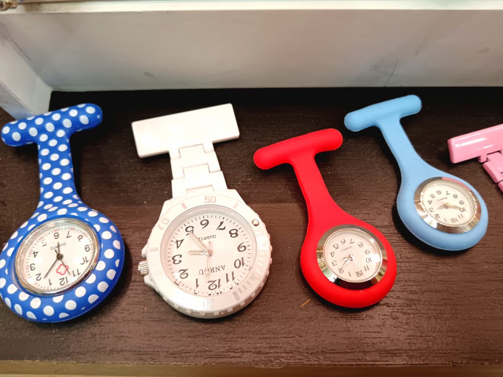 Montres femme "infirmière", en broche. Boutique les 101 idées folles