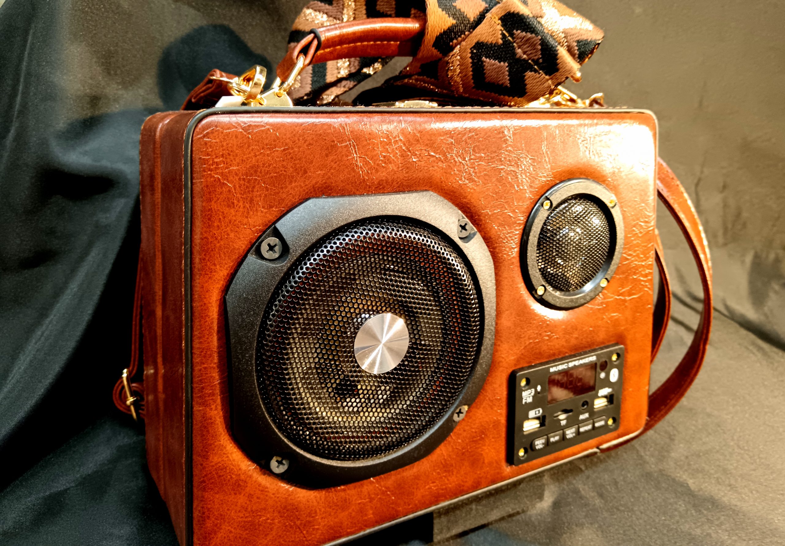 Sac à main imitation poste de radio vintage avec prise usb et bluetooth. Boutique les 101 idées folles 52200 Langres
